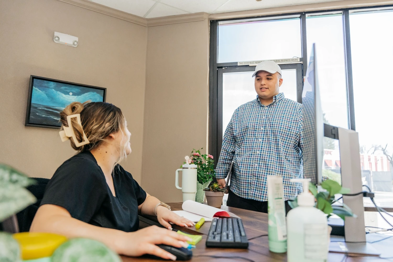 Patient checking in with a friendly EveryDay Healthcare front desk staff member